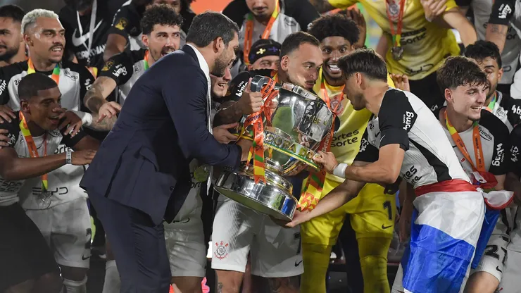 Jogadores do Corinthians levantam a taca de campeao durante cerimonia de premiacao ao final da partida contra o Vasco no estadio Maracana pela decisao do campeonato Copa Do Brasil 2025. Foto: Thiago Ribeiro/AGIF