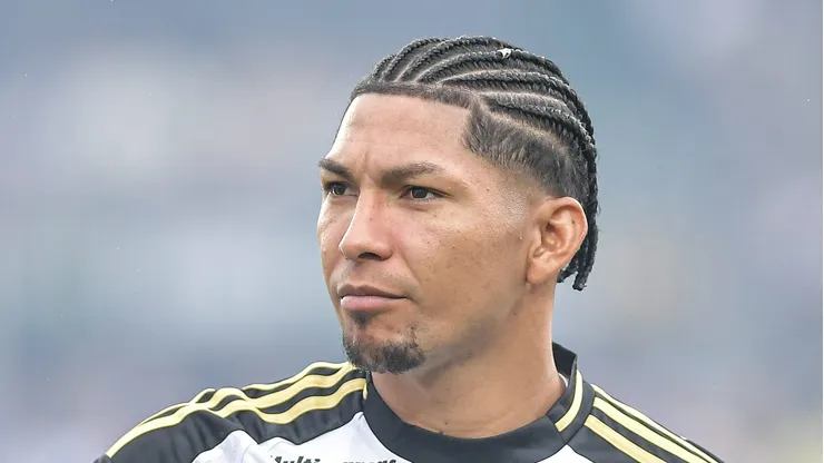 Rony em campo pelo Galo.