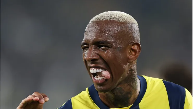 Talisca tem contrato no Fenerbahçe até o meio de 2026.