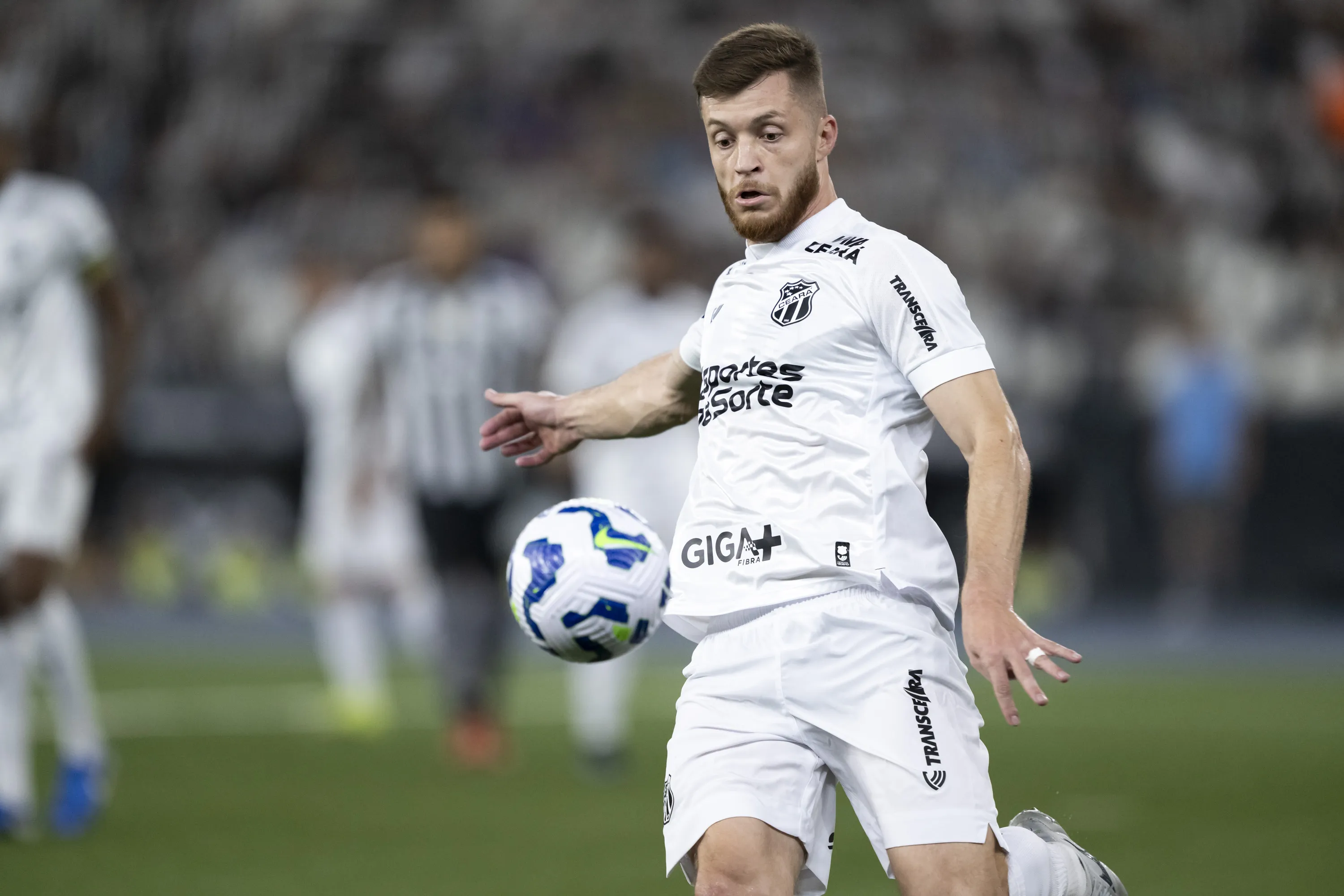 Canhoto Willian Machado, do Ceará, é uma das alternativas trabalhadas pelo Santos para 2026 – Foto: Jorge Rodrigues/AGIF