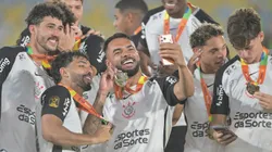 Jogadores do Corinthians comemoram título de campeão após partida contra o Vasco. Foto: Thiago Ribeiro/AGIF