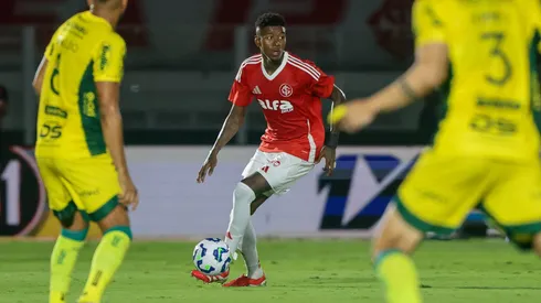 Vitão, zagueiro do Inter em partida pelo campeonato brasileiro (Foto: Ricardo Duarte / SCI)