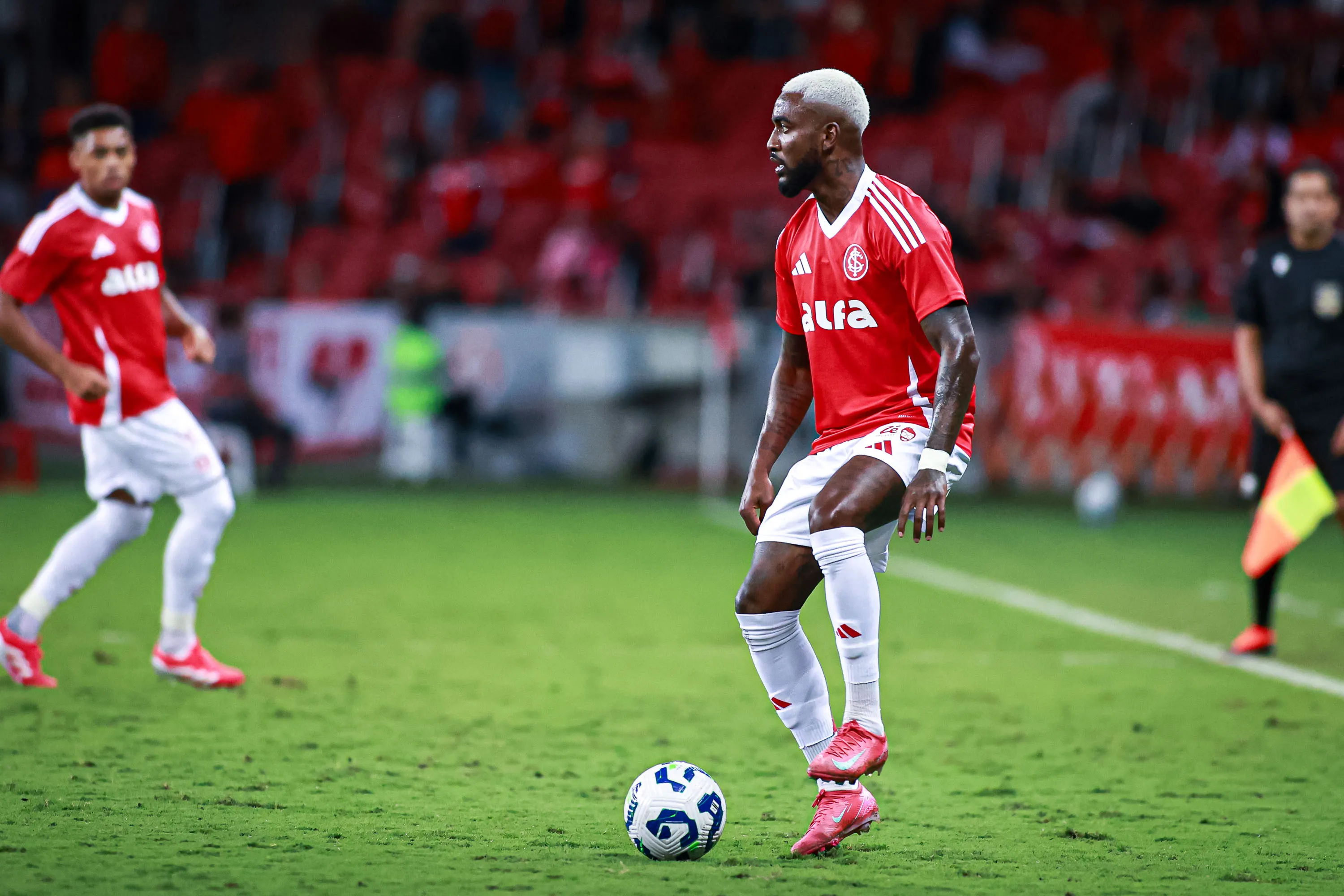 Lateral Ramon só jogou 12 partidas com a camisa do Inter, mas quer novas chances em 2026 – Foto: Maxi Franzoi/AGIF