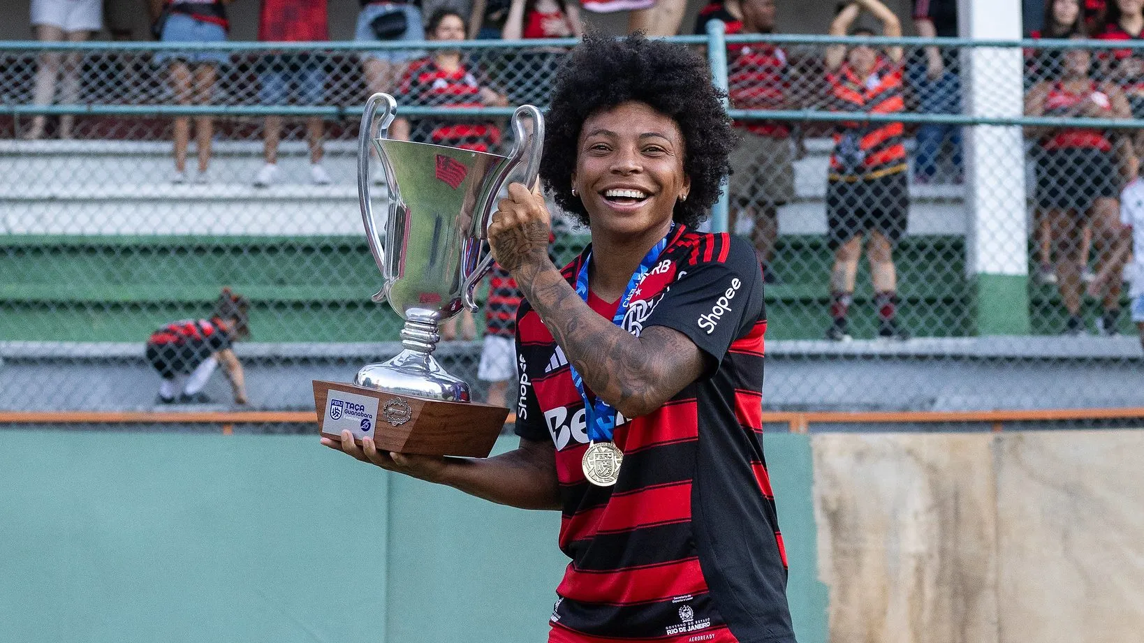 Valeria, atacante do Flamengo, com troféu da Taça Guanabara