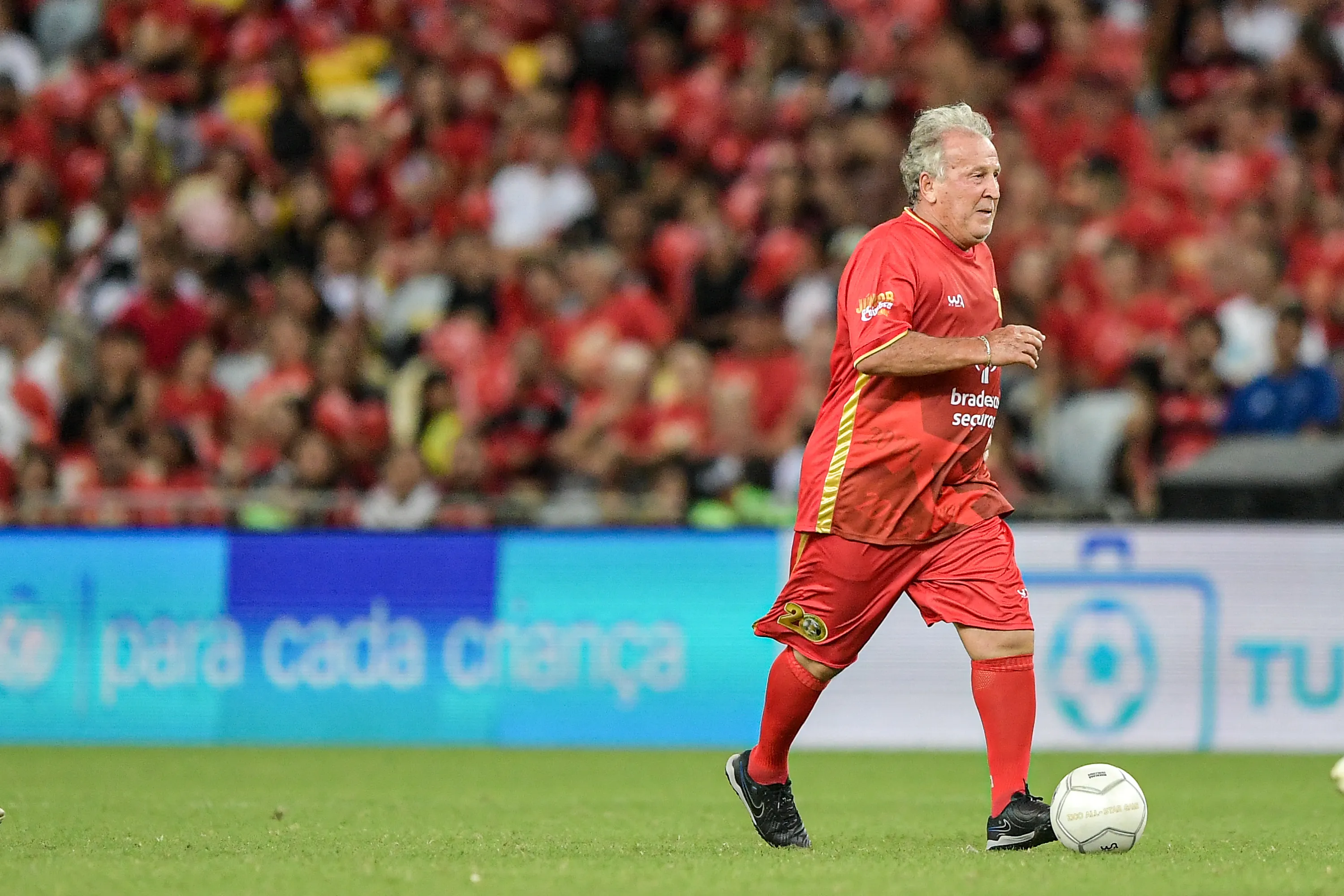 JOGO DAS ESTRELAS – ZICO ALL STAR GAME – Zico jogador do time Vermelho durante partida contra o time branco no estadio Maracana. Foto: Thiago Ribeiro/AGIF
