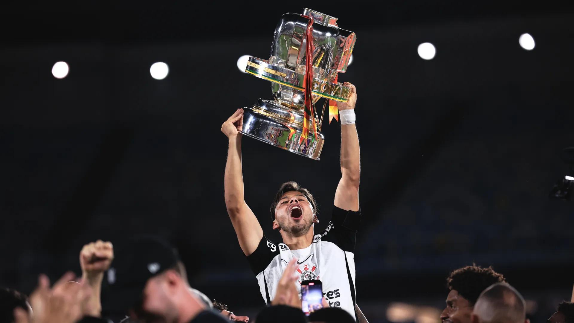 Ángel Romero levantando a taça da Copa do Brasil – Foto: Ettore Chiereguini/AGIF