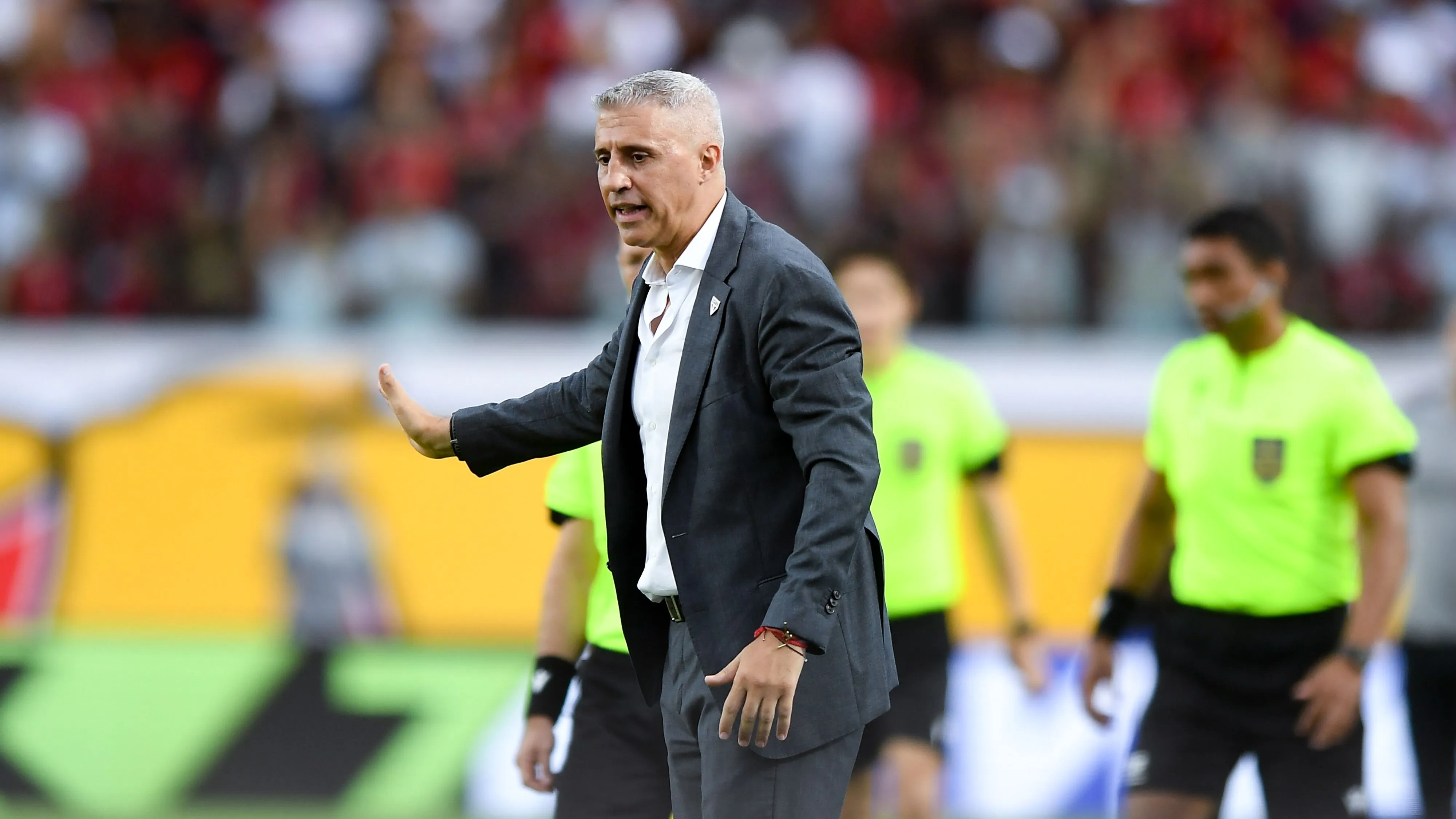 BA – SALVADOR – 07/12/2025 – BRASILEIRO A 2025, VITORIA X SAO PAULO – Crespo tecnico do Sao Paulo durante partida contra o Vitoria no estadio Barradao pelo campeonato Brasileiro A 2025. Foto: Jhony Pinho/AGIF