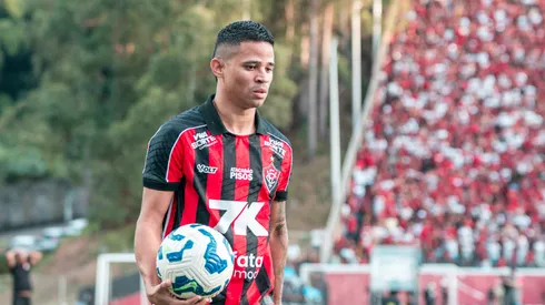 BA - SALVADOR - 07/12/2025 - BRASILEIRO A 2025, VITORIA X SAO PAULO - Erick jogador do Vitoria durante partida contra o Sao Paulo no estadio Barradao pelo campeonato Brasileiro A 2025. Foto: Marcio Jose/AGIF