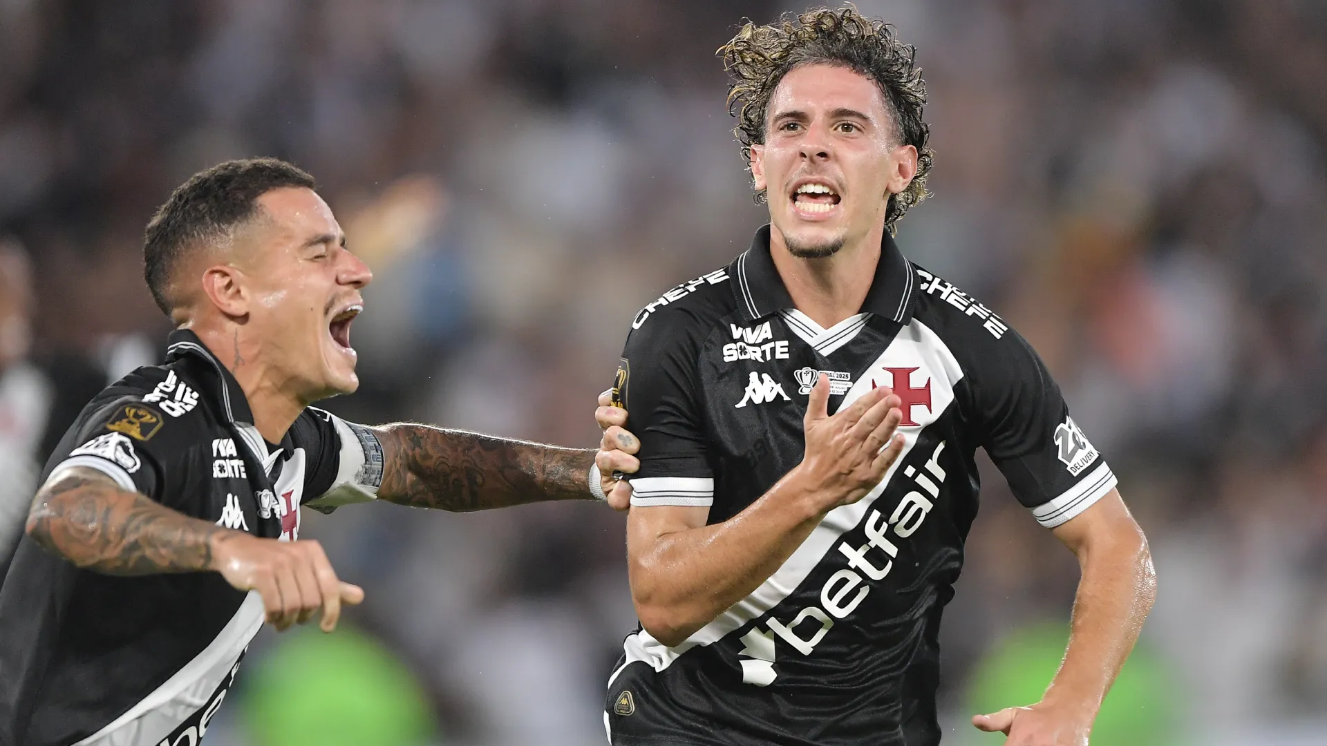 Nuno e Coutinho comemorando pelo Vasco – Foto: Thiago Ribeiro/AGIF