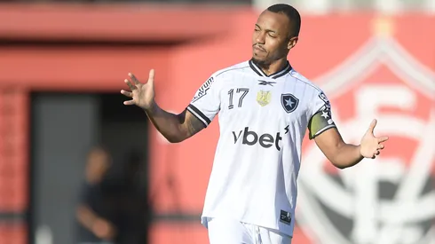 BA - SALVADOR - 09/11/2025 - BRASILEIRO A 2025, VITORIA X BOTAFOGO - Marlon Freitas jogador do Botafogo durante partida contra o Vitoria no estadio Barradao pelo campeonato Brasileiro A 2025. Foto: Jhony Pinho/AGIF