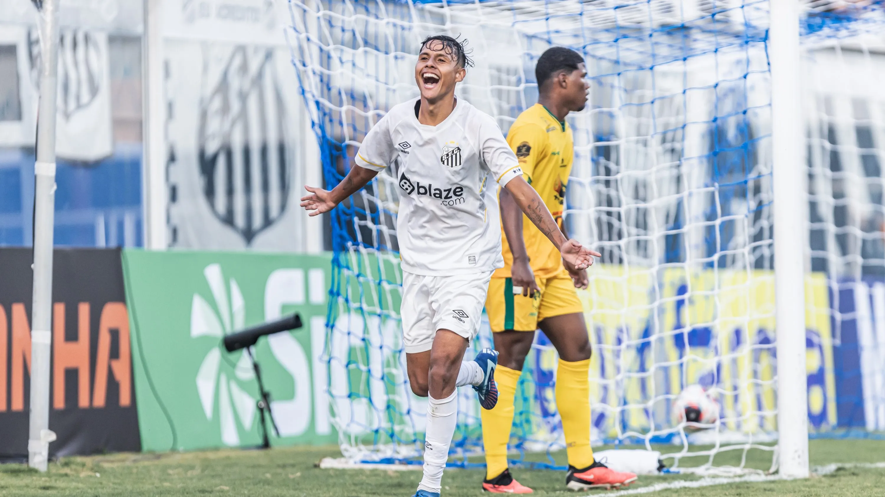 Hyan meio-campista do Santos