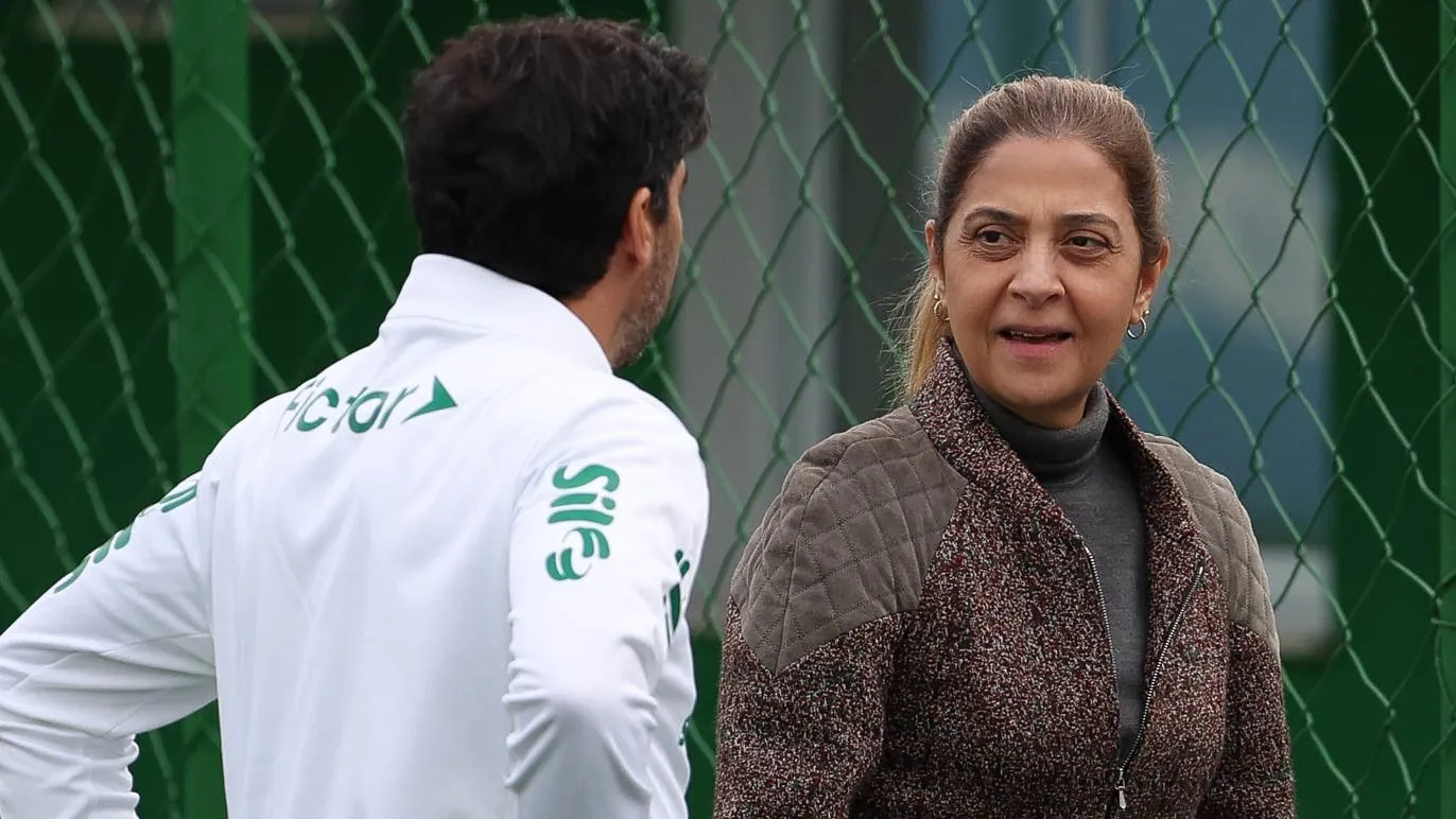 Abel e Leila conversam em treino na Academia de Futebol. A mandatária do Verdão é uma líder icônica e referência para as mulheres que trabalham no futebol – Foto: César Greco –  SEP