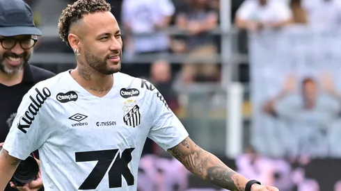 SP - SANTOS - 07/12/2025 - BRASILEIRO A 2025, SANTOS X CRUZEIRO - Neymar Jr jogador do Santos durante aquecimento antes da partida contra o Cruzeiro no estadio Vila Belmiro pelo campeonato Brasileiro A 2025. Foto: Jota Erre/AGIF