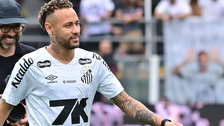 SP - SANTOS - 07/12/2025 - BRASILEIRO A 2025, SANTOS X CRUZEIRO - Neymar Jr jogador do Santos durante aquecimento antes da partida contra o Cruzeiro no estadio Vila Belmiro pelo campeonato Brasileiro A 2025. Foto: Jota Erre/AGIF