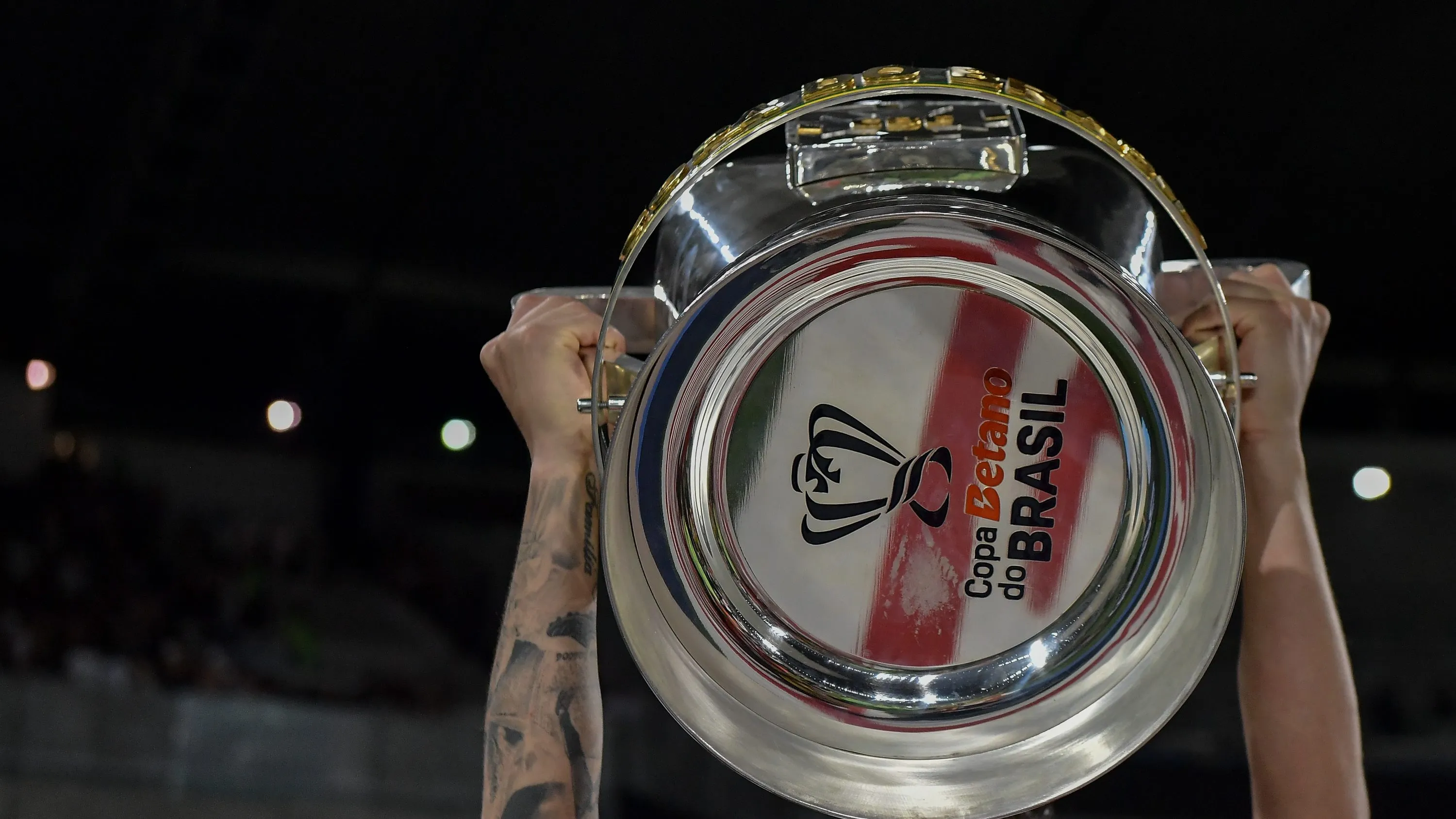 RJ – RIO DE JANEIRO – 21/12/2025 – COPA DO BRASIL 2025, VASCO X CORINTHIANS – detalhe da taca  do Corinthians ] titulo de campeao apos partida contra o Vasco no estadio Maracana pela decisao do campeonato Copa Do Brasil 2025. Foto: Thiago Ribeiro/AGIF