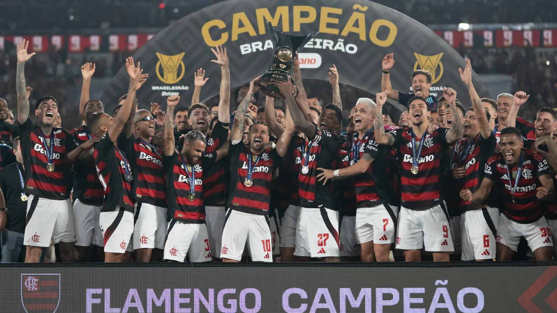 Jogadores do Flamengo comemorando o título brasileiro – Foto: Jorge Rodrigues/AGIF