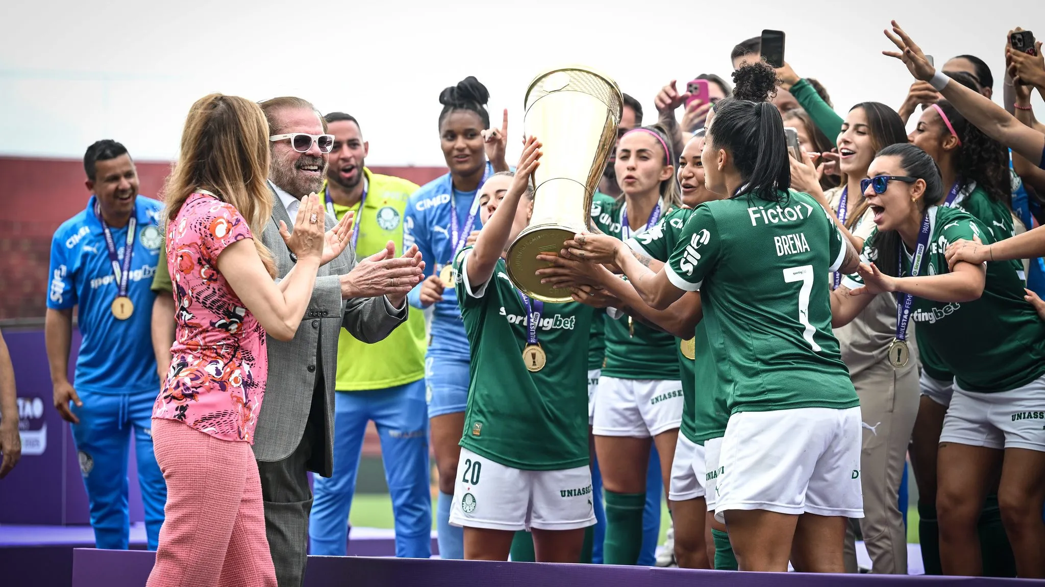 Andressinha com grupo do Palmeiras em vitória do Paulistão Feminino