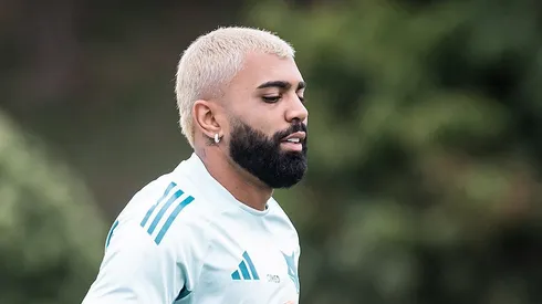 Gabigol durante o treinamento no CT Toca da Raposa II