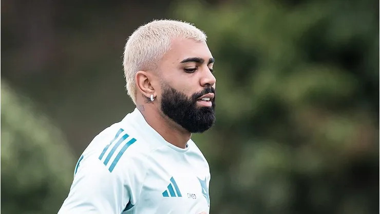 Gabigol durante o treinamento no CT Toca da Raposa II