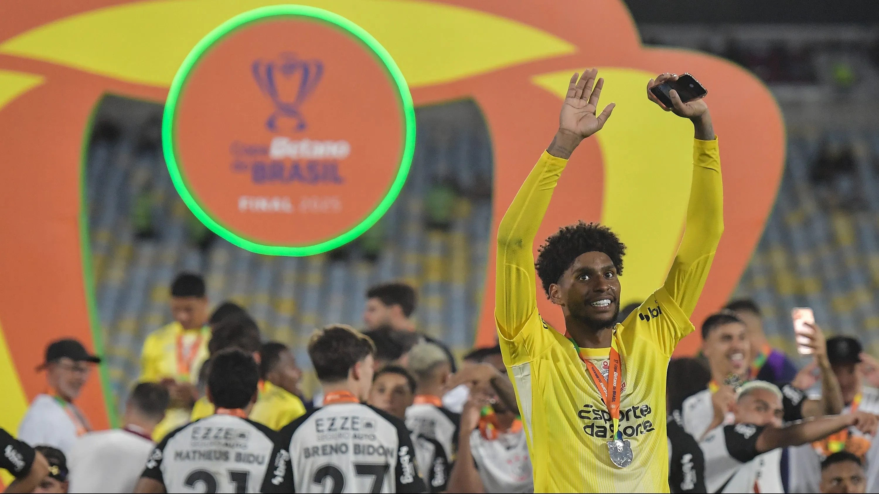 Hugo Souza foi um dos heróis do título - Foto: Thiago Ribeiro/AGIF.