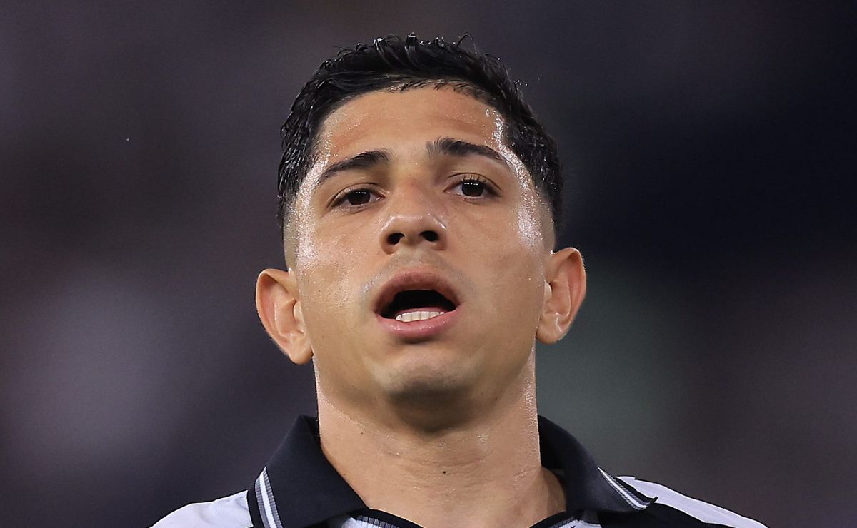 Savarino não define situação com o Fluminense e treina normalmente no CT do Botafogo