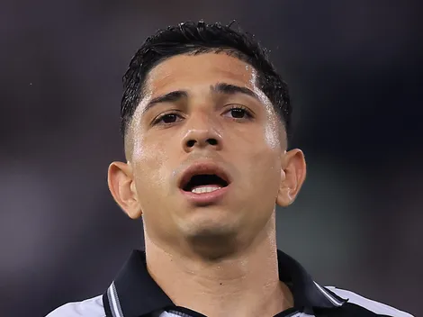 Savarino não define situação com Fluminense e treina no Botafogo