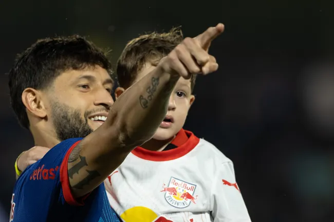 Além de Renan Lodi, Atlético está muito perto de trazer Juninho Capixaba para a LE – Foto: Joisel Amaral/AGIF