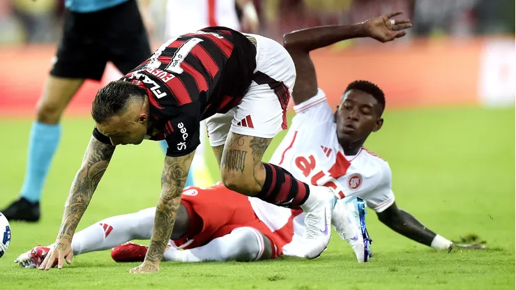 Vitão, zagueiro do Internacional