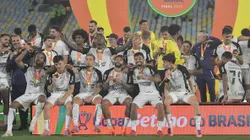 Jogadores do Corinthians comemoram título de campeão após partida contra o Vasco. Foto: Thiago Ribeiro/AGIF