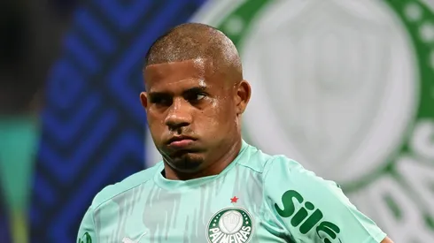 Gilberto jogador do Palmeiras durante aquecimento antes da partida contra o Fortaleza no estadio Arena Allianz Parque pelo campeonato Brasileiro A 2025. Foto: Jota Erre/AGIF