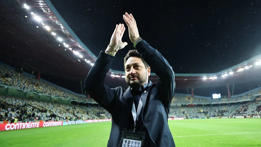 Arthur Elias, treinador do Brasil, em campo durante amistoso
