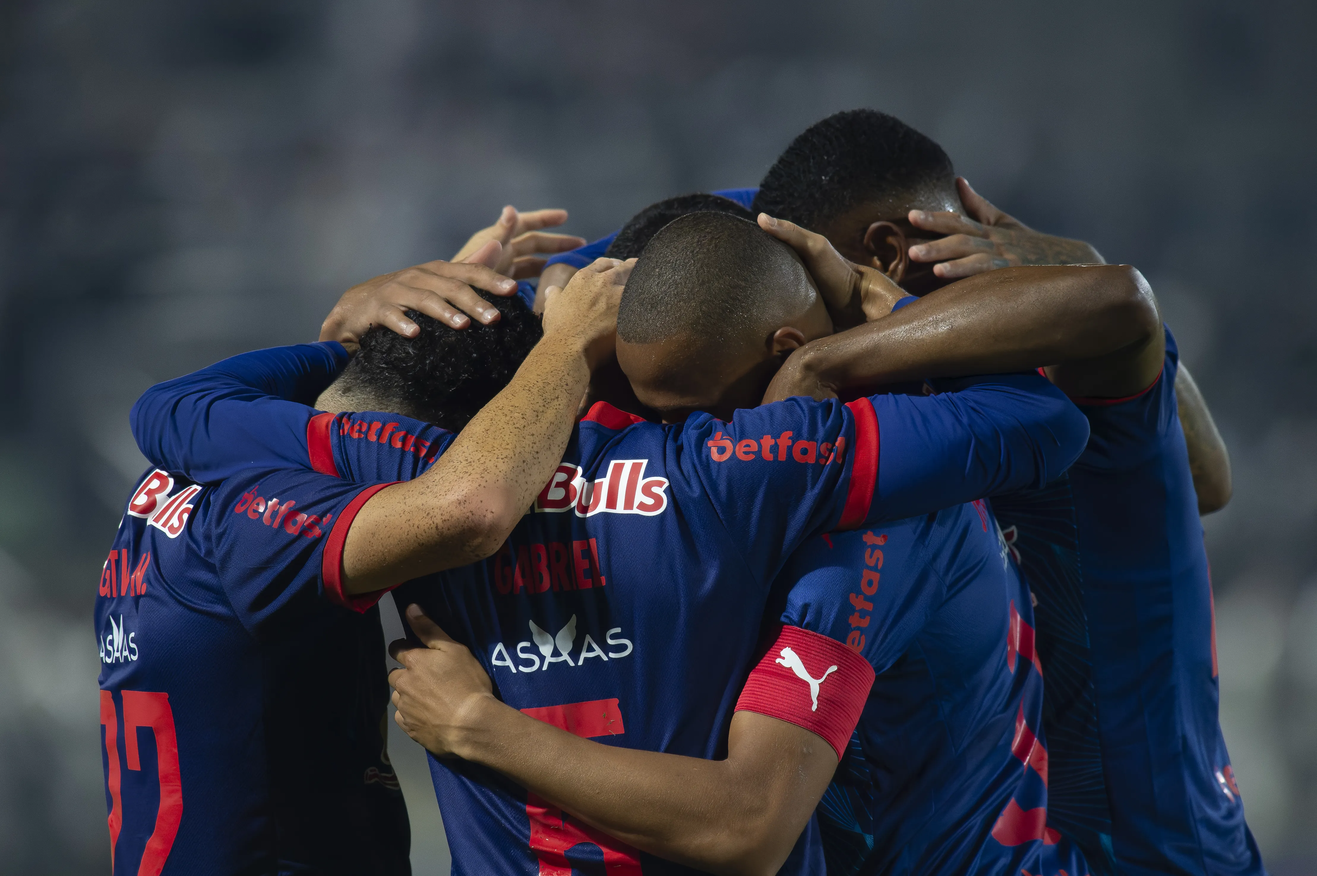 Lucas Barbosa jogador do Bragantino comemora seu gol com Gabriel jogador da sua equipe durante partida contra o Vitoria no estadio Cicero De Souza Marques pelo campeonato Brasileiro A 2025. Foto: Anderson Romao/AGIF