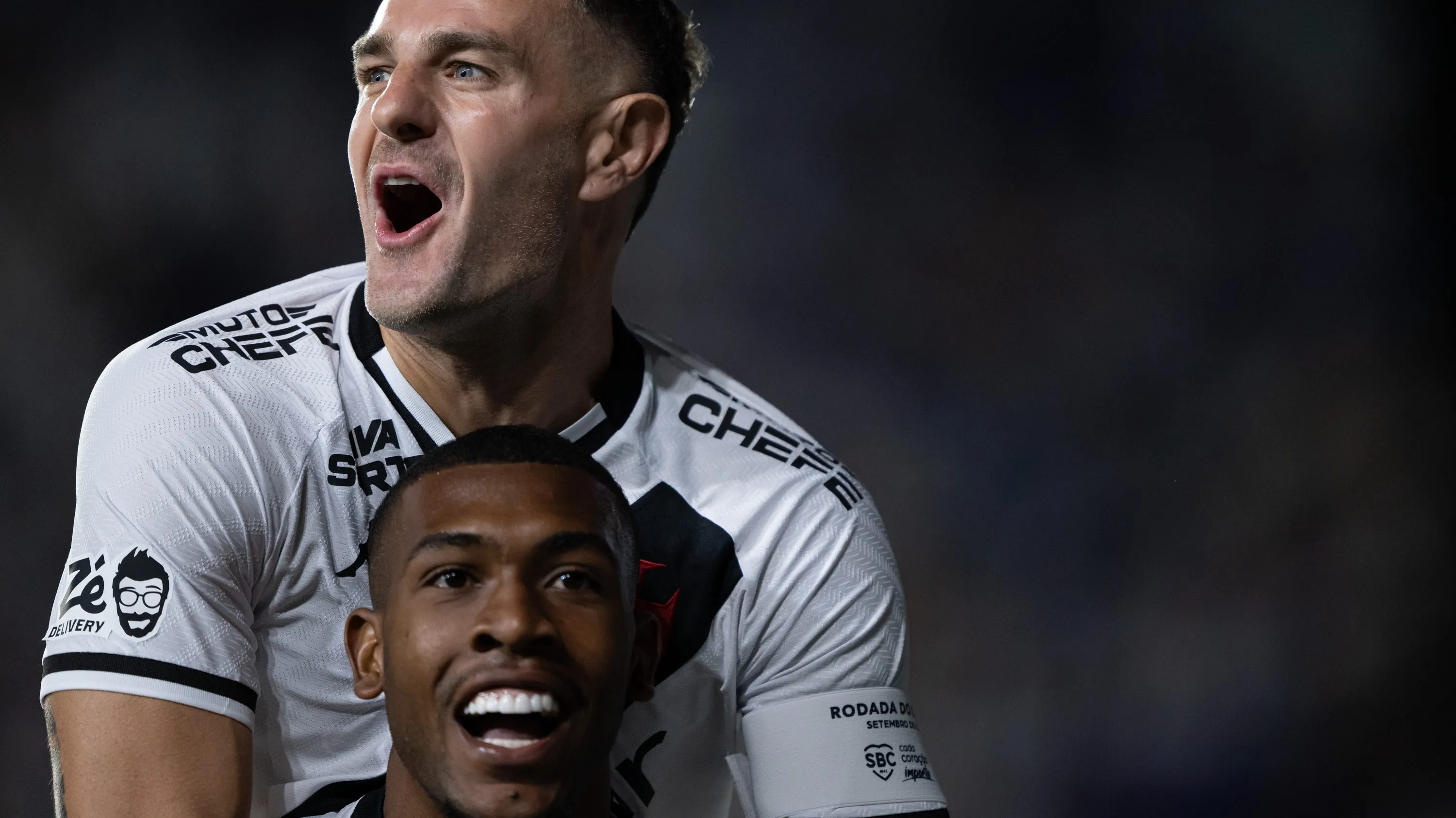 Vegetti e Rayan em campo pelo Vasco. Foto: Jorge Rodrigues/AGIF