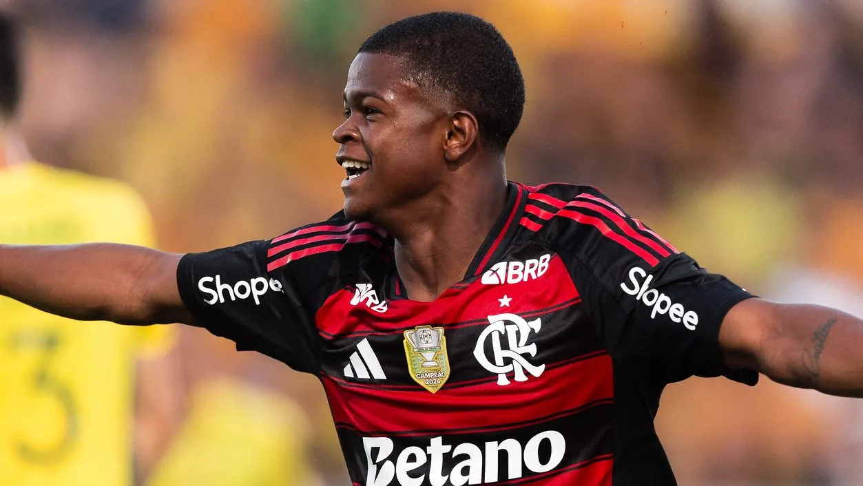 Douglas Telles em ação pelo Flamengo. Foto: Caíque Coufal/Flamengo