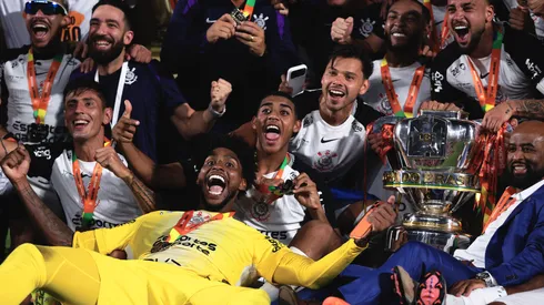 RJ - RIO DE JANEIRO - 21/12/2025 - COPA DO BRASIL 2025, VASCO X CORINTHIANS - Hugo Souza jogador do Corinthians levanta a taca de campeao durante cerimonia de premiacao ao final da partida contra o Vasco no estadio Maracana pela decisao do campeonato Copa Do Brasil 2025. Foto: Ettore Chiereguini/AGIF