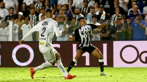 Rony atuando na Vila Belmiro em 2025. Foto: Mauricio De Souza/AGIF