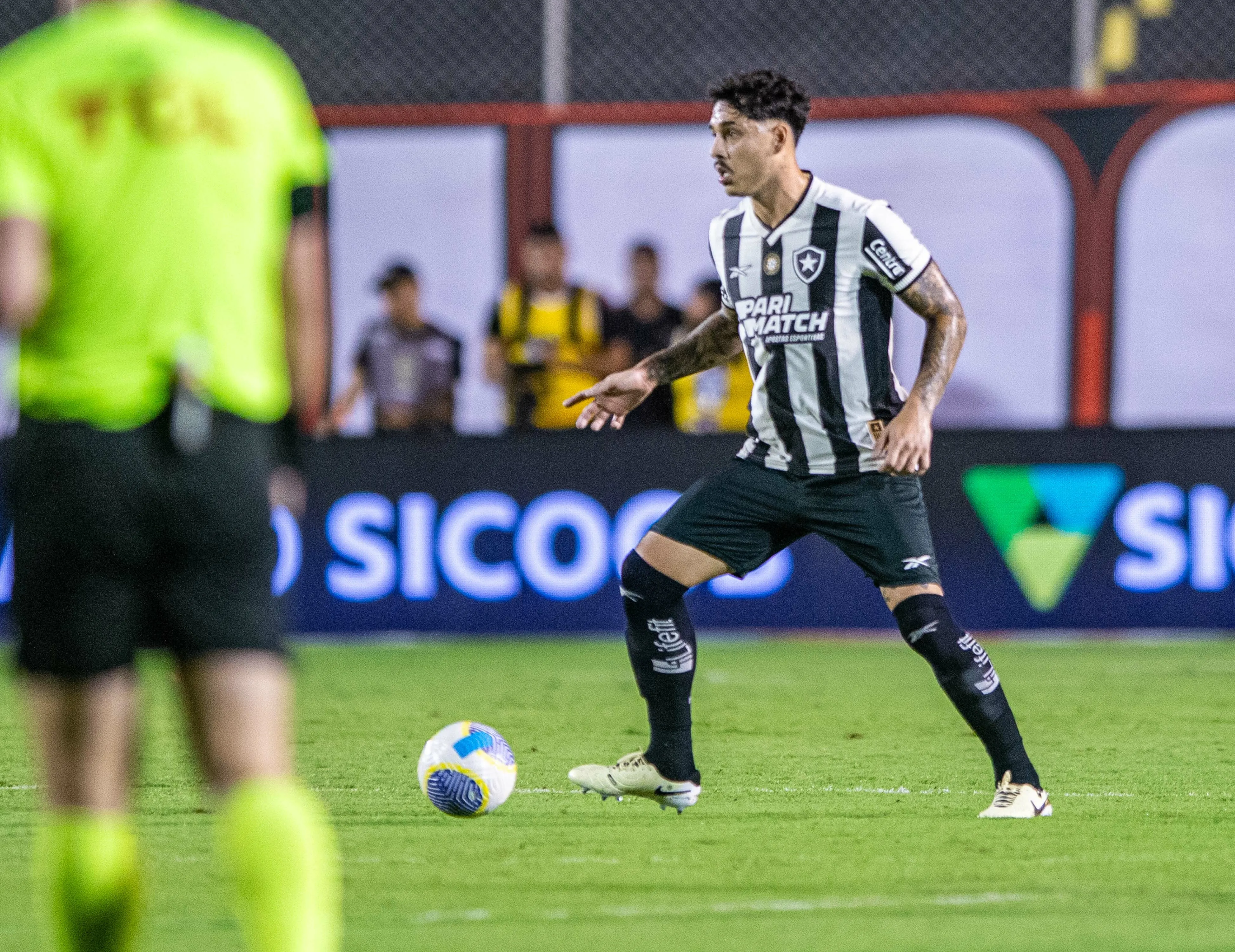BA – SALVADOR – 11/07/2024 – BRASILEIRO A 2024, VITORIA X BOTAFOGO – Lucas Halter jogador do Botafogo durante partida contra o Vitoria no estadio Barradao pelo campeonato Brasileiro A 2024. Foto: Jhony Pinho/AGIF