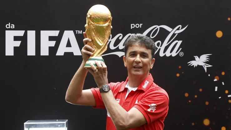 BRASILIA - DF - 27/05/2014 - TOUR DA TACA/Bebeto, ex-jogador da Selecao Brasileira, ergue a Taca da Copa do Mundo 2014 durante evento Tour da Taca realizado no estadio Mane Garrincha durante evento Tour da Taca realizado no estadio Mane Garrincha. Foto: Adalberto Marques/AGIF