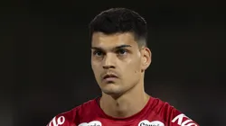 Brazão em campo com a camisa do Peixe.