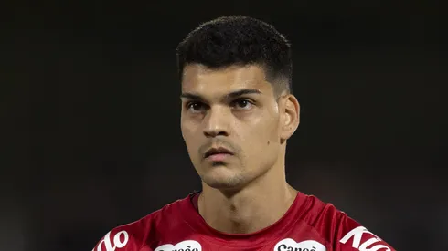 Brazão em campo com a camisa do Peixe.