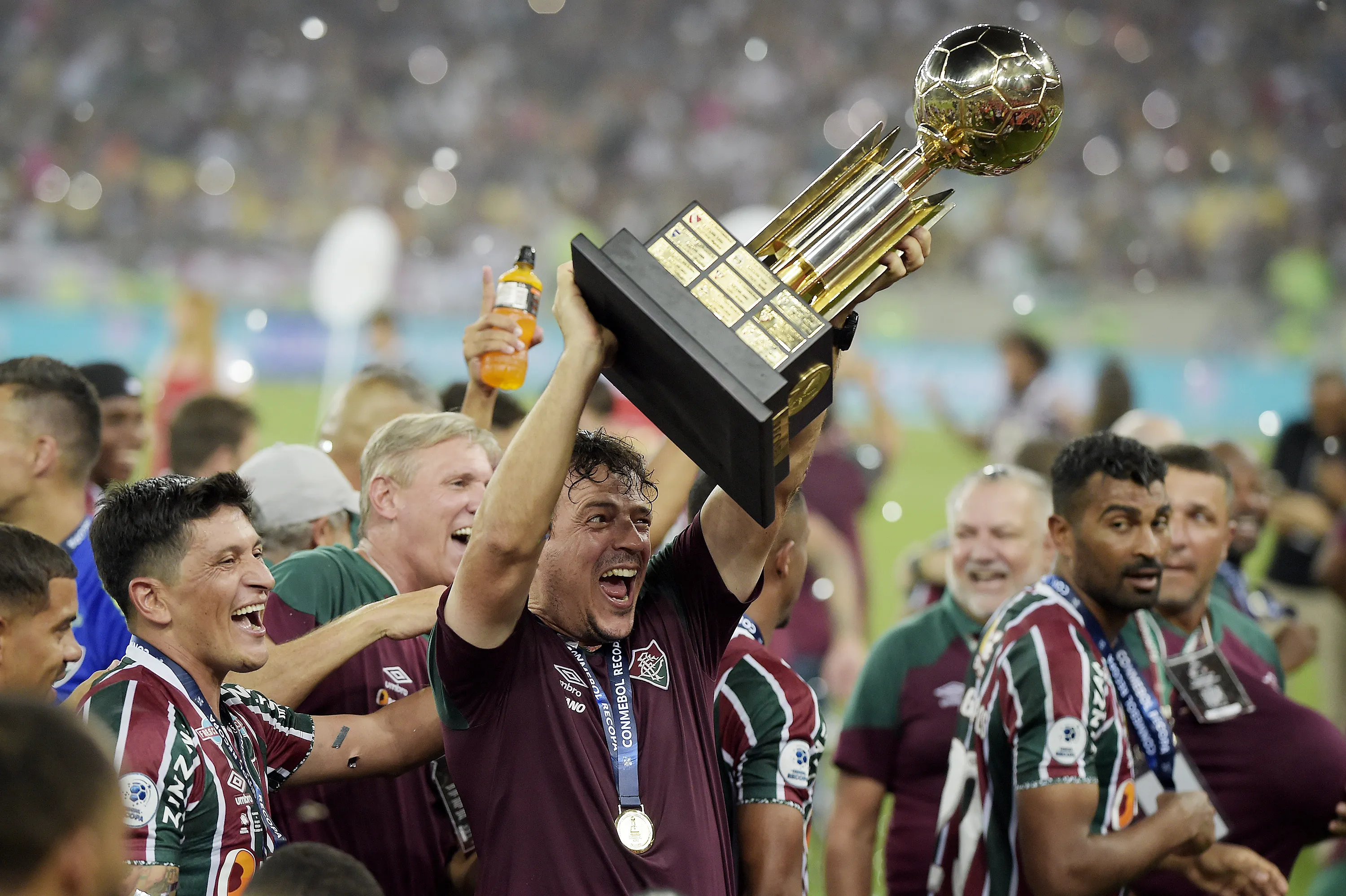 RJ – RIO DE JANEIRO – 29/02/2024 – RECOPA SUL-AMERICANA 2024, FLUMINENSE X LDU -Fernando Diniz do Fluminense comemora titulo de campeao apos partida contra o LDU no estadio Maracana pela decisao do campeonato Recopa Sul-Americana 2024. Foto: Alexandre Loureiro/AGIF