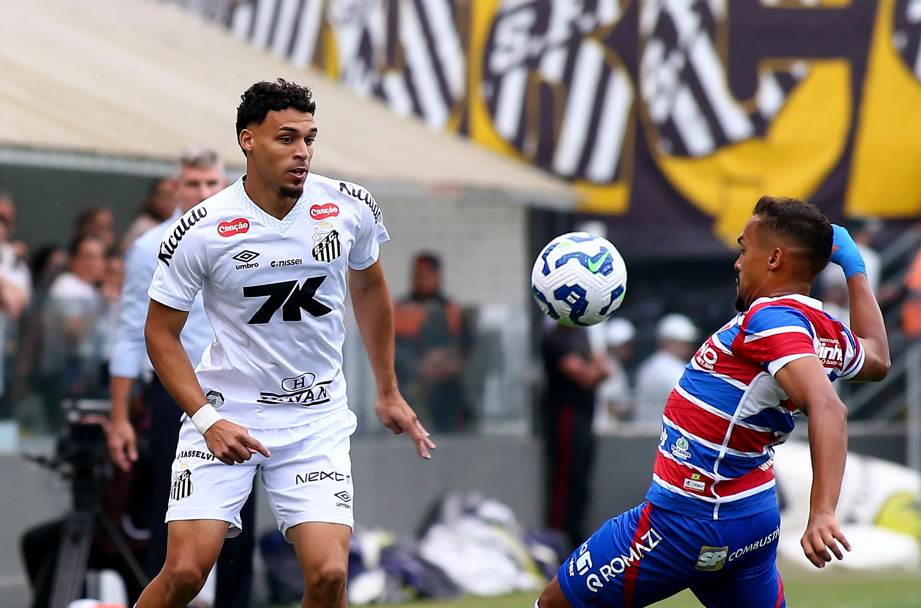 SP – SANTOS – 01/11/2025 – BRASILEIRO A 2025, SANTOS X FORTALEZA – Victor Hugo jogador do Santos durante partida contra o Fortaleza no estadio Vila Belmiro pelo campeonato Brasileiro A 2025. Foto: Mauricio De Souza/AGIF