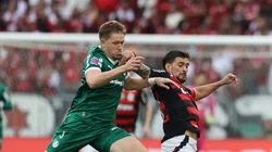 Fuchs e Arrascaeta em disputa de bola durante Flamengo e Palmeiras.