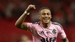 Vitinho em campo pelo Inter.