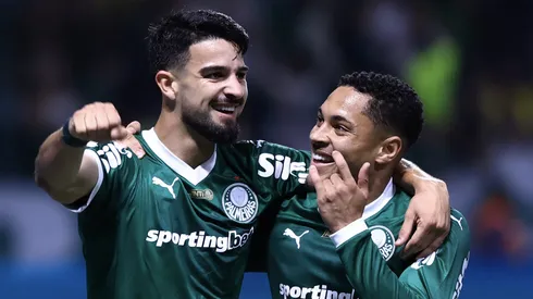Vitor Roque, jogador do Palmeiras, comemora seu gol com Flaco Lopez jogador da sua equipe durante partida contra o Vasco no estadio Arena Allianz Parque pelo campeonato Brasileiro A 2025. Foto: Marcello Zambrana/AGIF