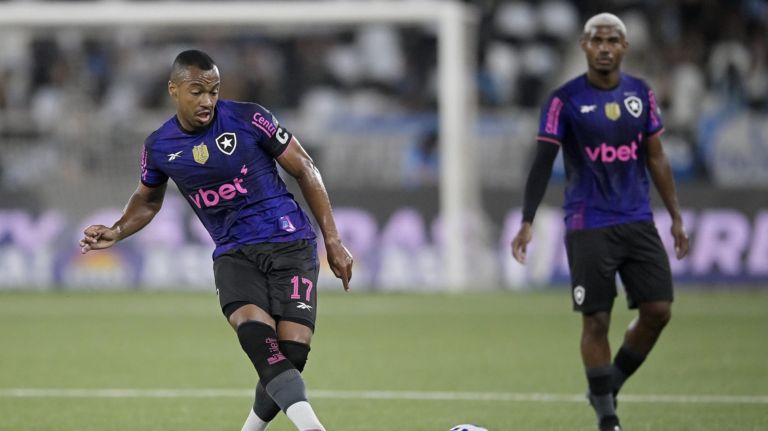 Marlon Freitas durante partida pelo Botafogo no Nilton Santos – Foto: Alexandre Loureiro/AGIF