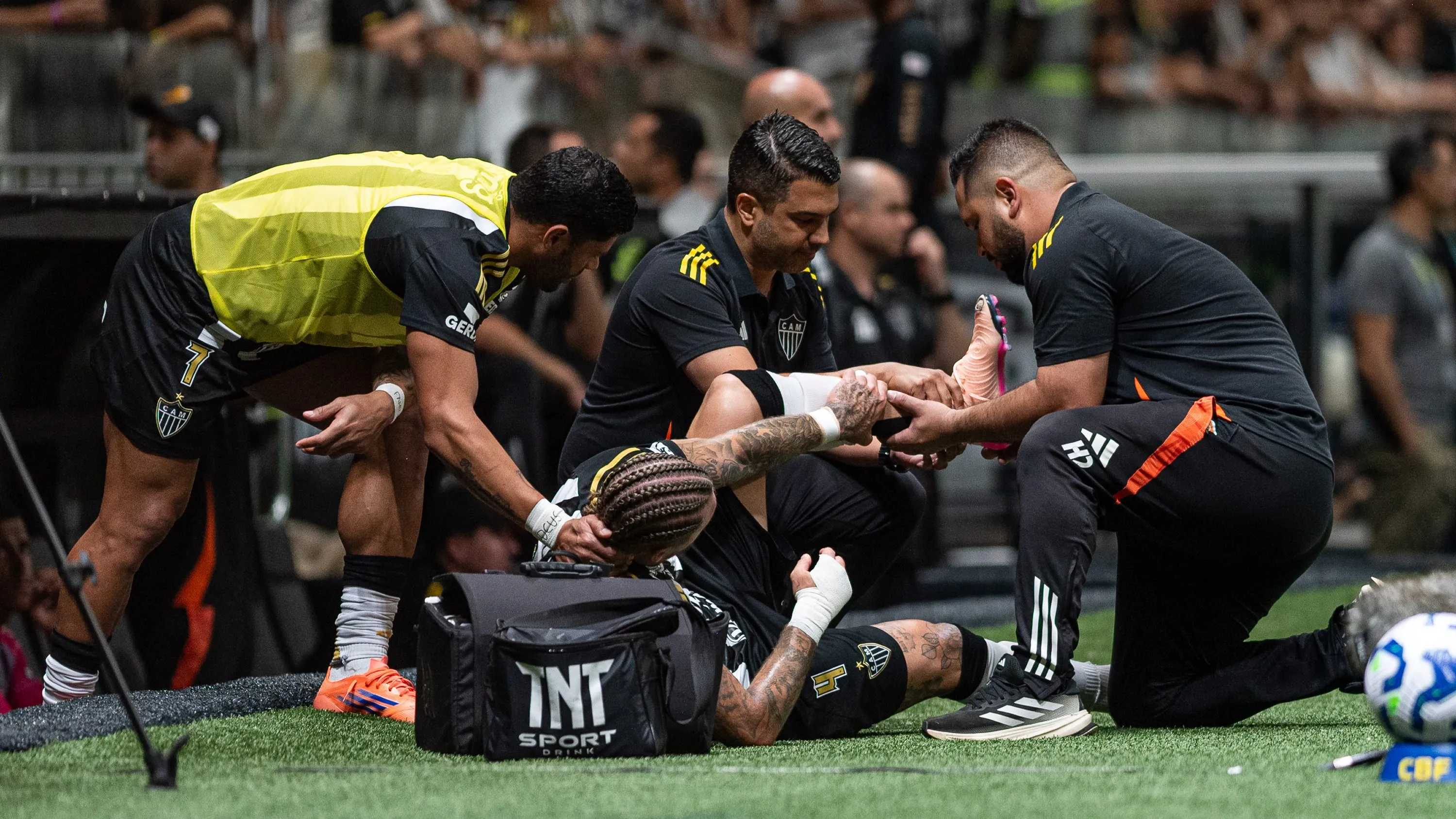 MG – BELO HORIZONTE – 08/10/2025 – BRASILEIRO A 2025, ATLETICO-MG X SPORT – Lyanco jogador do Atletico-MG deixa o campo durante partida contra o Sport no estadio Arena MRV pelo campeonato Brasileiro A 2025. Foto: Alessandra Torres/AGIF
