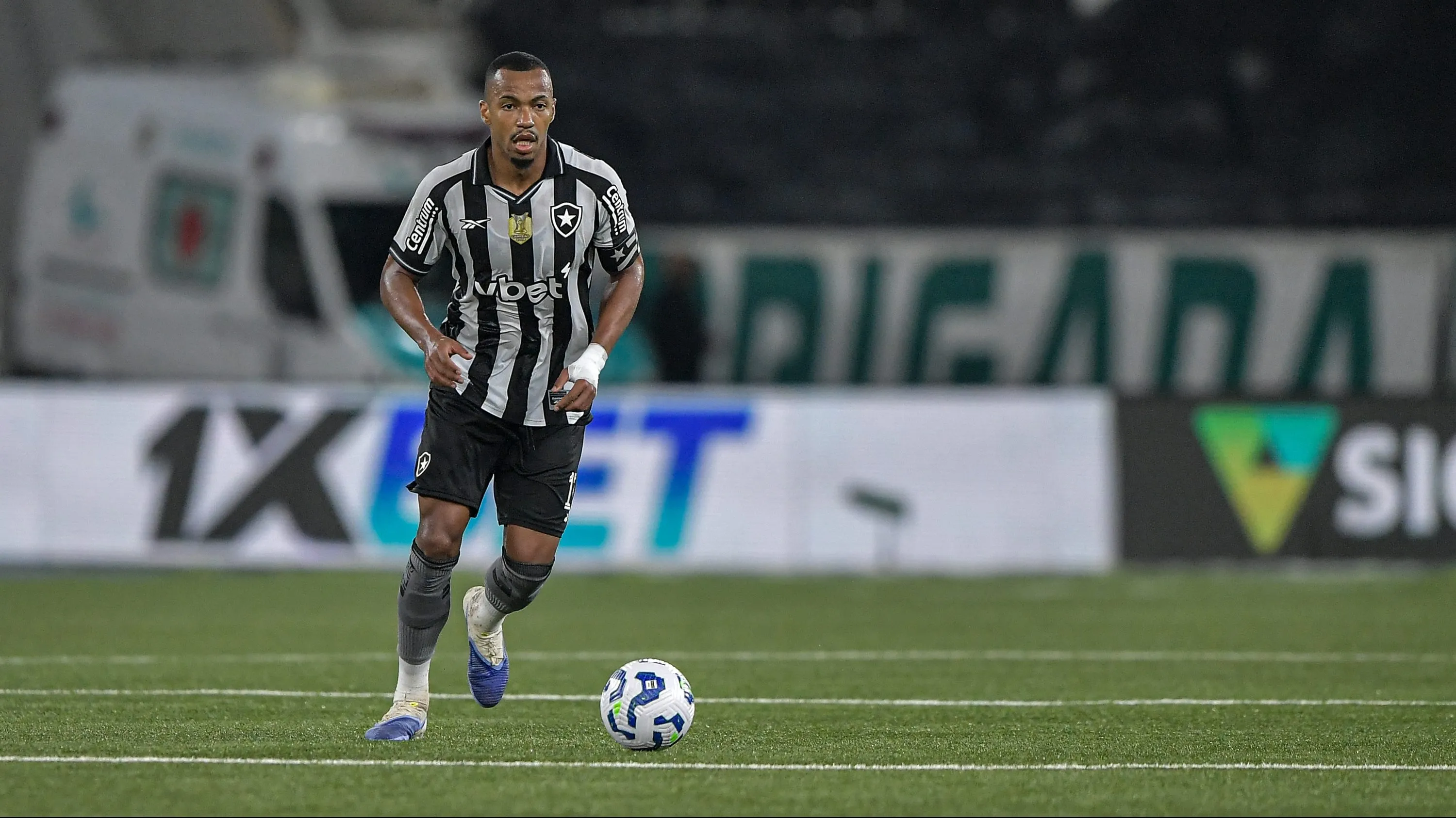 Marlon Freitas avançou em conversa com o Verdão, mas Textor ainda qur segurar o volFoto: Thiago Ribeiro/AGIF