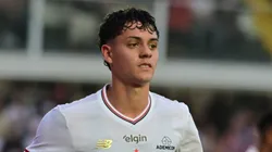 Lucca durante partida do SPFC na Vila Belmiro