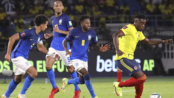 SP - Sao Paulo - 10/10/2021 - ELIMINATORIAS COPA 2022, COLOMBIA X BRASIL - Zapata jogador do Colombia disputa lance com Marquinhos, Fabinho e Fred jogador do Selecao Brasileira durante partida no estadio Metropolitano pelo campeonato Eliminatorias Copa do Mundo 2022. Foto: Vizzor Imagem/AGIF